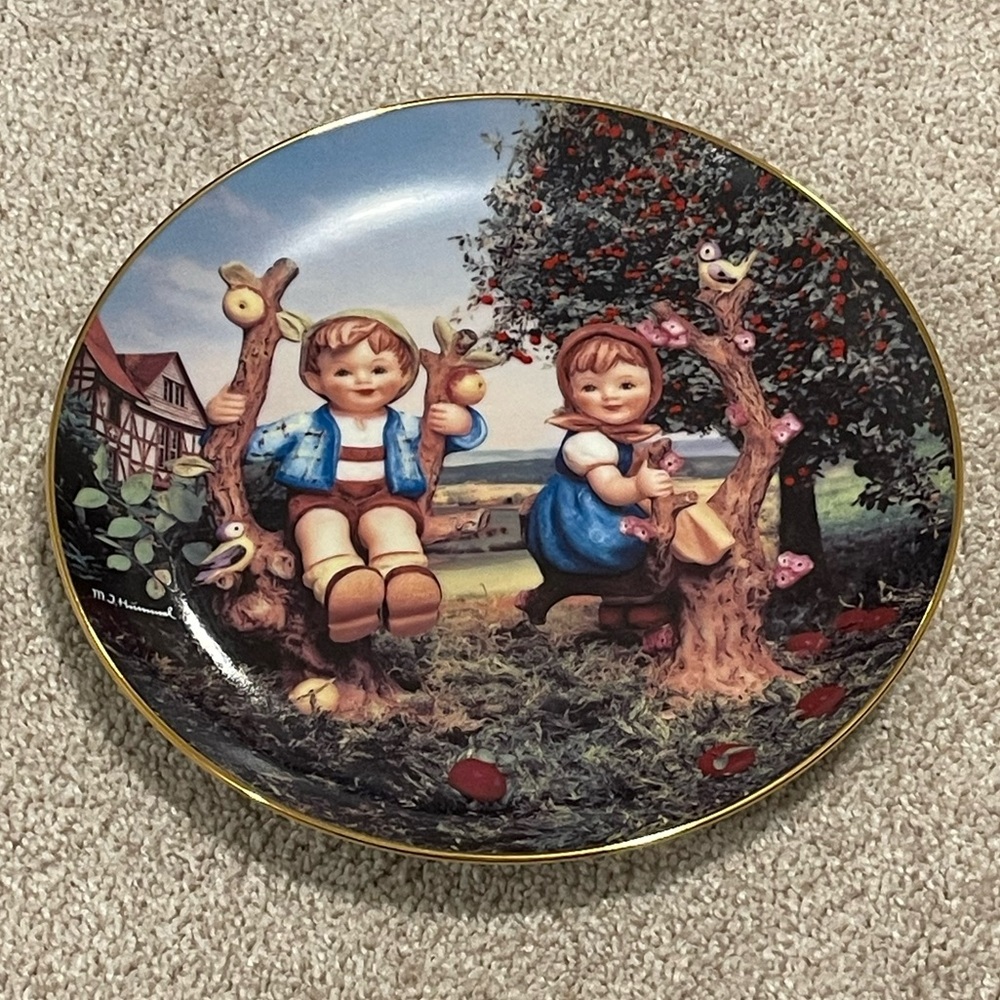 M.J. Hummel "Apple Tree Boy and Girl" Plate - Picture 2 of 3